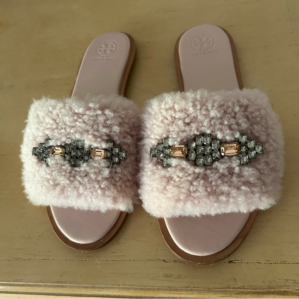 Tory Burch Aspen jeweled shearling in a pink seashell women’s sandal size 9